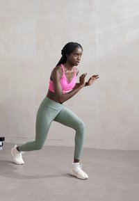 Under Armour VANISH SEAMLESS LOW - Neliela atbalsta sporta krūšturis - rebel pink/white