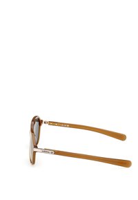 Bruna plastsolglasögon med rund båge, mörka linser och silverdetaljer på skalmen med en Adidas-logotyp.