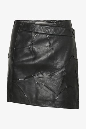 Schwarze Lederrock mit einer gerunzelt Textur, hohe Taille, seitlicher Knopfverschluss und asymmetrischem Saum.