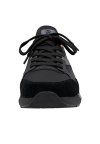 Schwarzer Sportschuh mit einem Obermaterial aus Mesh und Wildleder, abgerundeter Zehenpartie, flachen schwarzen Schnürsenkeln, orangefarbenen Akzenten und einer strukturierten Gummisohle.