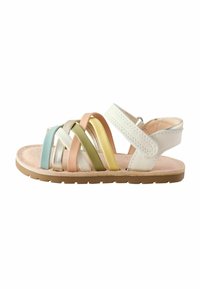 Sandalia plana de punta abierta con correas de cuero blanco y bandas estampadas multicolores en azul claro, dorado, verde, rosa y amarillo. Suela color tostado.