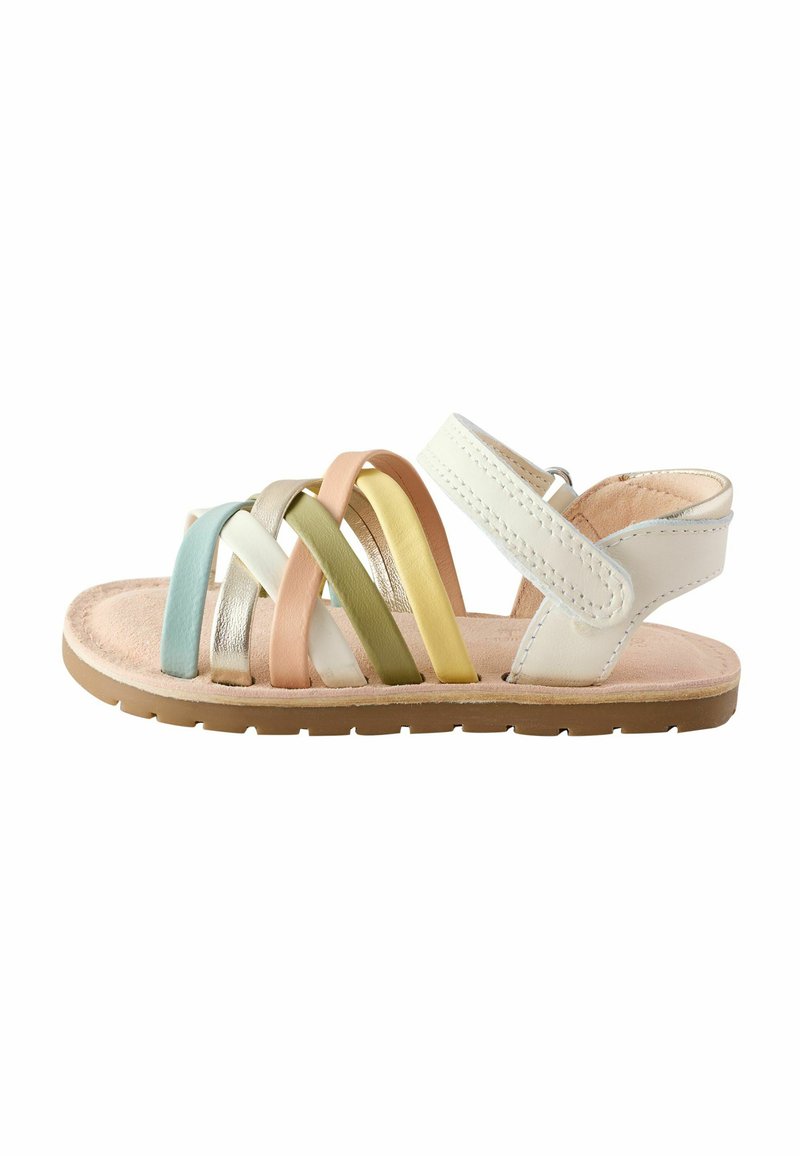 Sandalia plana de punta abierta con correas de cuero blanco y bandas estampadas multicolores en azul claro, dorado, verde, rosa y amarillo. Suela color tostado.