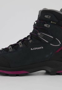 Scarponi da trekking in nero e viola, realizzati in camoscio con occhielli in metallo e marchio GORE-TEX. Presentano una suola robusta e un punta rinforzata.