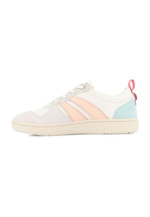 Witte sneaker van suede en leer, met pastelroze en blauwe accenten, ronde neus, platte zool met textuur voor grip, en een haklip.