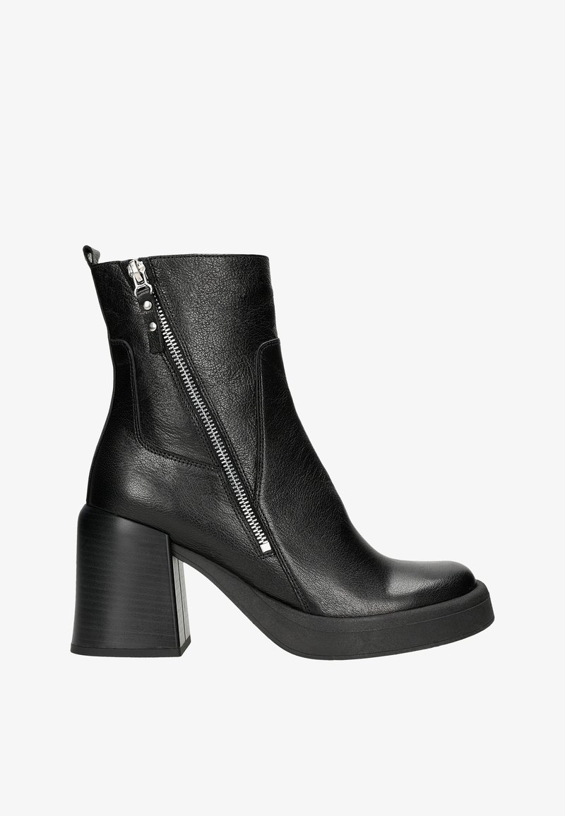 Czarne skórzane botki sięgające kostki, z okrągłym noskiem, bocznym zamkiem błyskawicznym i szerokim obcasem. Teksturowane wykończenie z gładkimi akcentami.