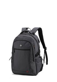 Zaino in tessuto grigio con più scomparti, spallacci imbottiti, cerniere resistenti, una tasca laterale e una patch con logo sul davanti.