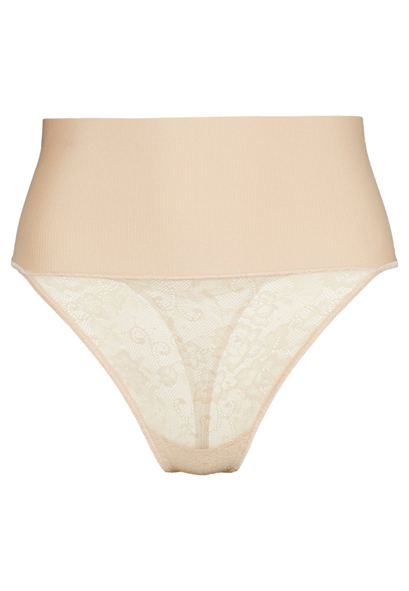 Lingerie en dentelle beige avec un design taille haute. Le haut est en tissu lisse, tandis que le bas présente un motif floral en dentelle.