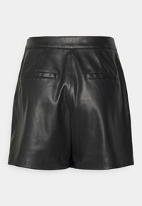 Pantaloni corti in pelle nera con una texture liscia, dotati di una vita media e due tasche posteriori. Design semplice e pulito, senza decorazioni.