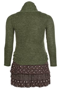 Pullover lavorato a maglia verde oliva con maniche lunghe e colletto alto, abbinato a una gonna marrone a fiori con volant e dettagli in pizzo.