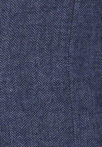 Mörkblå herringbone-tyg med en strukturerad mönstring, med ett konsekvent zigzag-mönster och synliga sömnadsdetaljer.