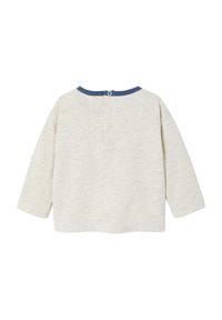 Helles graues Langarmhemd mit einem navyblauen gerippten Halsausschnitt und einer dreiknöpfigen Verschlussleiste auf der Rückseite. Weicher Stoff mit einer subtilen Textur.