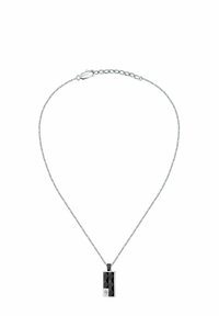 Sølv kædeden har en rektangulær sort vedhæng med en facetteret design og et lille logo detalje nederst.