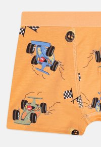 Boxer in cotone arancione con stampe di auto da corsa colorate, bandiere a scacchi e una morbida cintura elastica.