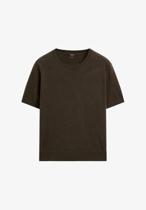 Dunkelbrauner kurzärmeliger Strickpullover mit Rundhalsausschnitt, gerippten Bündchen und Saum, flach auf weißem Hintergrund liegend.