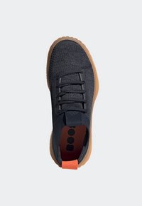 Scarpa blu scuro con tomaia in tessuto testurizzato, accentuata da un dettaglio arancione sul tallone e suola in gomma con scanalature. Presenta sei occhielli per i lacci.