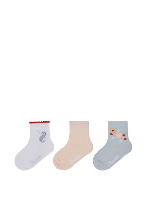 Drei Paar Socken: weiß mit rotem gewelltem Rand und Seepferdchen-Motiv, hautfarben mit Rippenstruktur und blau mit Blumenmustern und Akzenten.