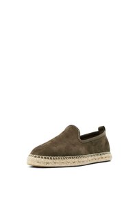 Chaussure espadrille en daim marron à enfiler avec semelle en jute tressée et bout arrondi, présentée sur fond blanc inclinée vers la gauche.