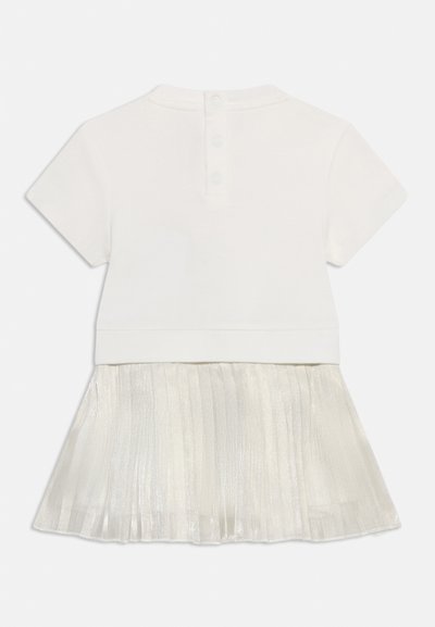 Λευκό φόρεμα με κοντά μανίκια, κουμπωτή πλάτη και πιετέ λεπτομέρεια στη λαμπερή φούστα.