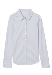 Chemise bleu clair à boutons avec de fines rayures verticales blanches, col classique, manches longues et accents de boutons sur les poignets.