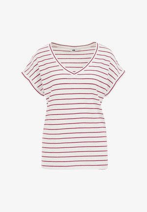 Bijela V-majica s crvenim horizontalnim prugama, kratkim rukavima, opuštenog kroja i mekog pamučnog materijala. Nema vidljivih logotipa ili uzoraka.