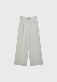 Pantalon à jambes larges en tissu gris clair, doté d'un devant plissé, d'une ceinture avec une boucle en métal et de détails de surface texturés.