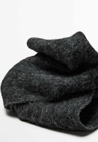 Coperta in feltro grigio scuro, superficie texturizzata con un aspetto morbido e peloso, drappeggiata in modo sciolto, che mette in evidenza il suo materiale spesso e il calore.