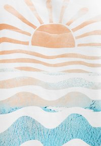 Witte stof bedrukt met een opkomende zon in zacht oranje en gelaagde golvende patronen in aqua, crème en lichtblauw, die de oceaangolven nabootsen.