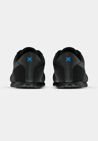 Μαύρα αθλητικά παπούτσια με υφασμένο επάνω μέρος με λείο φινίρισμα, στρογγυλεμένο σχήμα και μπλε λεπτομέρειες στη φτέρνα. Λαστιχένιες εξωτερικές σόλες με πέλμα.