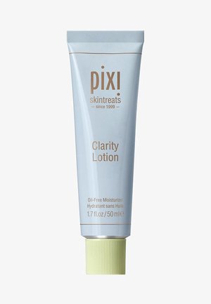Helles blaues Röhrchen mit einem gerippten, hellgrünen Deckel. Der Text lautet "pixi skintreats Clarity Lotion" und weist darauf hin, dass es sich um eine ölfreie Feuchtigkeitscreme handelt.