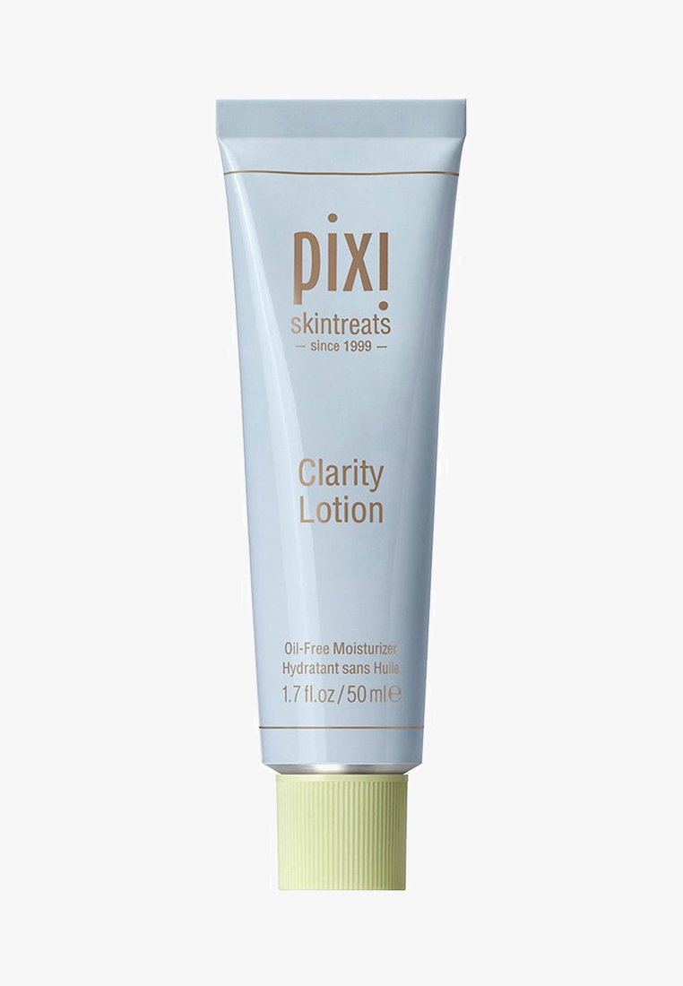 Lyseblå tube med en ribbet lysegrønn hette. Teksten sier 'pixi skintreats Clarity Lotion' og indikerer at det er en olje-fri fuktighetskrem.