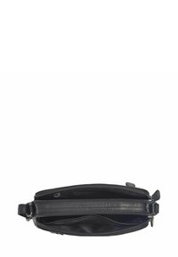 Borsa a pochette nera in pelle con più scomparti zip, forma rettangolare piatta, texture liscia e tracolla regolabile.