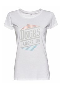 Valge puuvillane T-särk lühikeste varrukatega, millel on graafiline print tekstiga "Dngrs Dangerous" ja värvilised diagonaalsed triibud oranžis ja sinises.