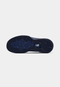 Semelle de chaussure en caoutchouc bleu foncé avec un motif texturé en vagues et un logo circulaire ; présente un design adhérent pour une traction et une stabilité optimales.