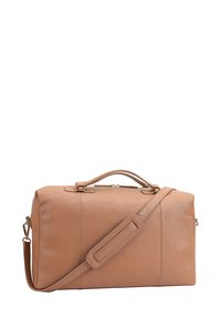 Sac de voyage en cuir couleur tan avec une finition texturée, deux poignées supérieures et une sangle d'épaule détachable ; présente des coutures discrètes et des accents en métal.