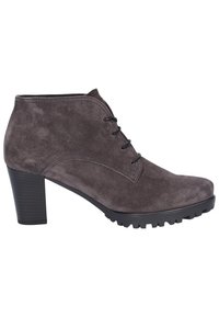 Bottine grise en daim avec un talon modéré, design à lacets et semelle extérieure en caoutchouc noir robuste. Elle présente une texture lisse et un bout pointu.