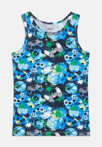 Modrý a černý tílko s hravým vzorem herních ovladačů a fotbalových míčů se stříkanci zelené a bílé. Bavlněný materiál.