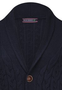 Cardigan a maglia blu navy con colletto a scialle, caratterizzato da un motivo a trecce testurizzato, chiusura con bottone marrone e un'etichetta con la scritta "FELIX HARDY."