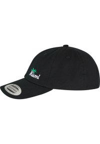 Svart baseballcap med hvit "Miami" tekst og grønn palmetre brodering. Justerbar stropp bak, laget av teksturert bomullsmateriale.