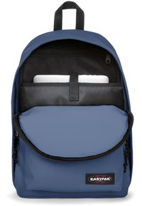 Batoh vyrobený z modré látky s velkou přední kapsou, černým vnitřním oddílem, nastavitelnými popruhy a horním úchopem. Obsahuje logo Eastpak.