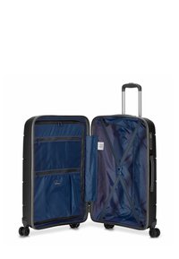 Maleta rígida negra con mango extensible, cuatro ruedas y un interior azul marino que presenta compartimentos con cremallera y cintas cruzadas.