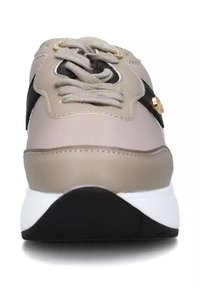 Sneaker beige con accenti neri, tomaia testurizzata, lacci piatti, dettagli in hardware dorato e una suola spessa bianca e nera.