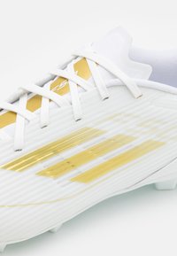 adidas Performance F50 LEAGUE FIRM/MULTI-GROUND - Jalkapallokengät kiinteälle alustalle - footwear white/gold metallic