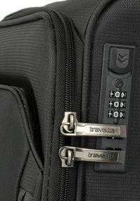 Maleta negra con exterior texturizado, doble cremallera plateada y un panel de candado de combinación con diales numerados para mayor seguridad.