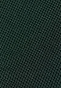 Tessuto a coste di colore verde scuro con strisce verticali, che mostra un motivo di superficie testurizzato adatto per abbigliamento o rivestimenti.