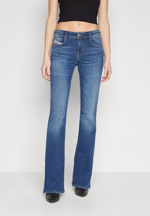 Blauwe flared jeans van denim met een lichte wassingen, voorzien van voorzakken, een knoopsluiting en een pasvorm die versmalt bij de knie.
