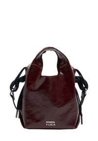 Bolso de charol burdeos con asa de corte redondeado, superficie texturizada, detalles en cuerda azul marino y logo en la base.