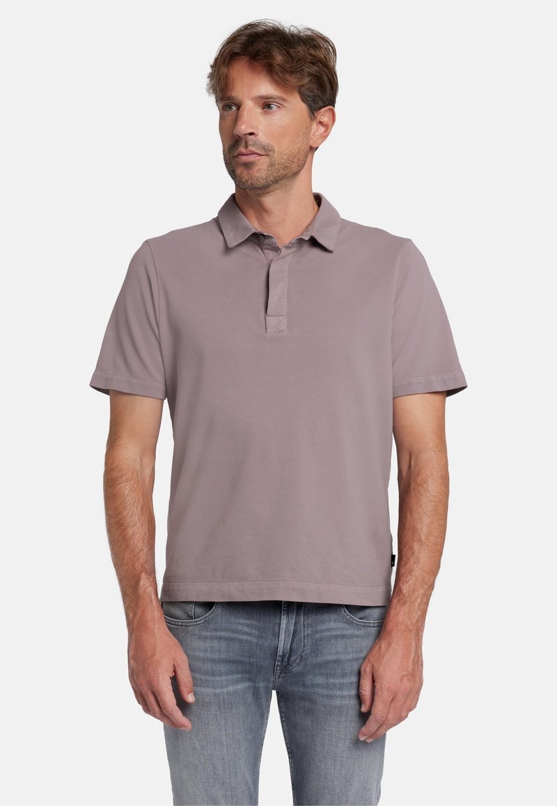 Korte mouwen polo shirt in gedempt lavendel, gemaakt van een katoenmix. Heeft een kraag, een knoopsluiting met drie knopen en een rechte zoom.