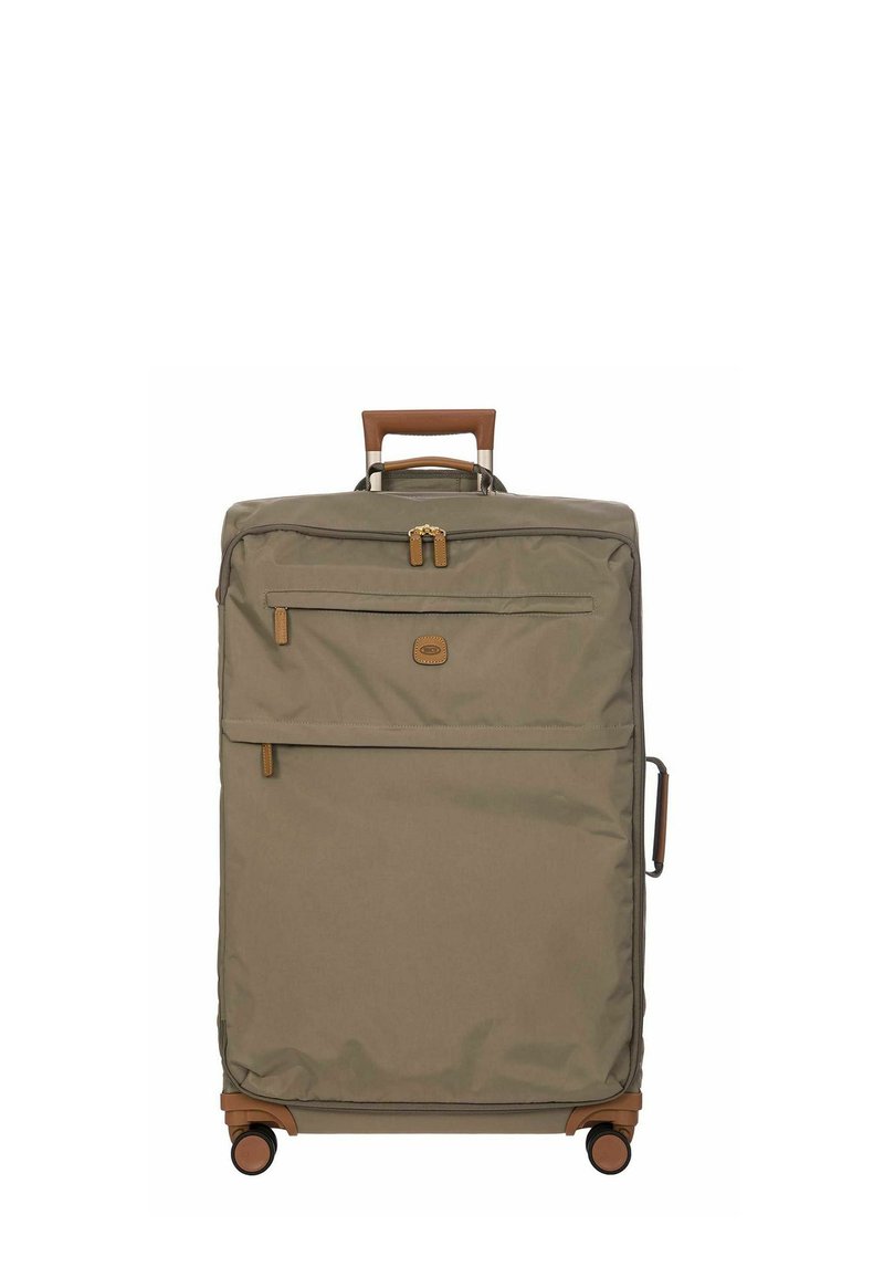 Valise en tissu gris avec des accents en cuir marron, deux poches zippées, poignée rétractable et quatre roues pour une mobilité facile.