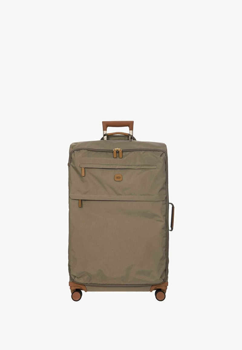 Valise en tissu gris avec des accents en cuir marron, deux poches zippées, poignée rétractable et quatre roues pour une mobilité facile.