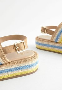 Next Korkeakorkoiset sandaalit - blue yellow
